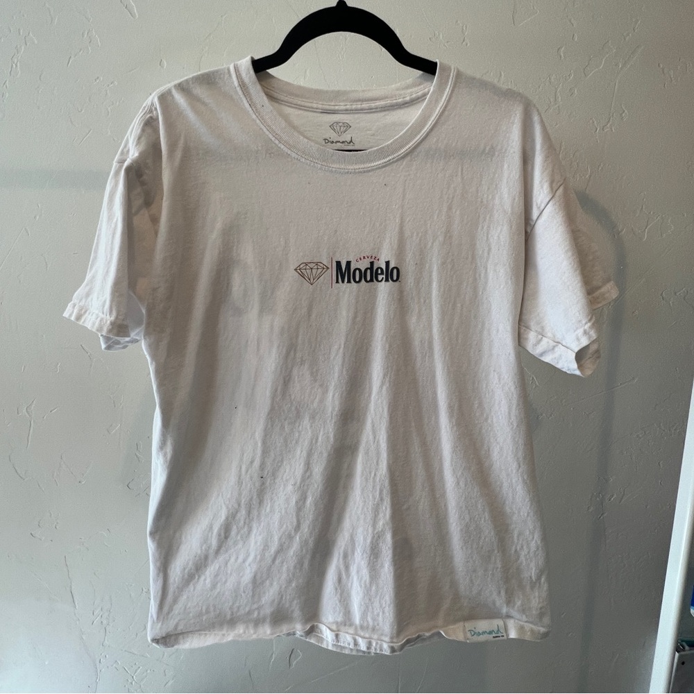 White modelo tee